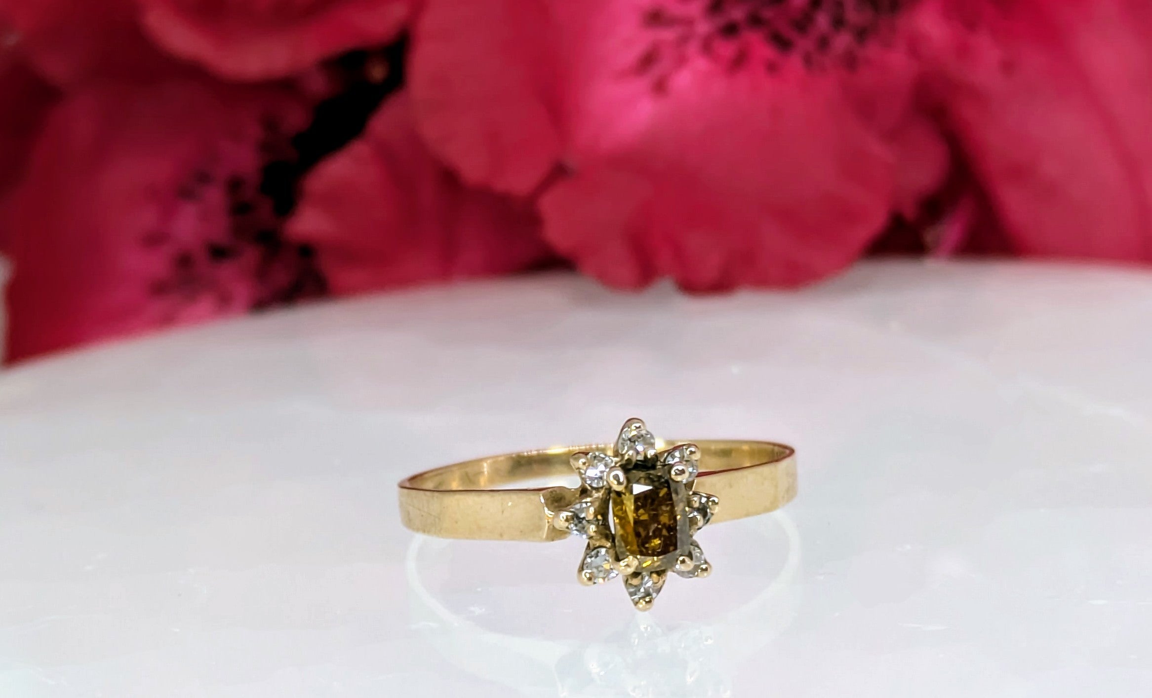 10K Chameleon Green Colored Diamond 0.5ct accented with white diamonds (0.02ct) Size 7 - 1.7g